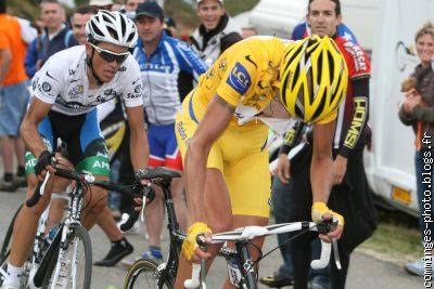 Rasmussen et Contador dans la montée du plateau de Beille.