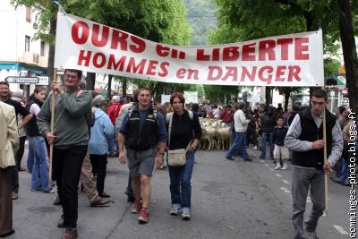 manif opposants ours Luchon 2006