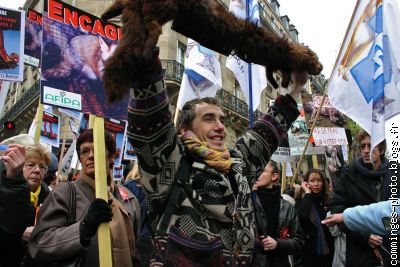 manif anti fourrures animales Paris 2005